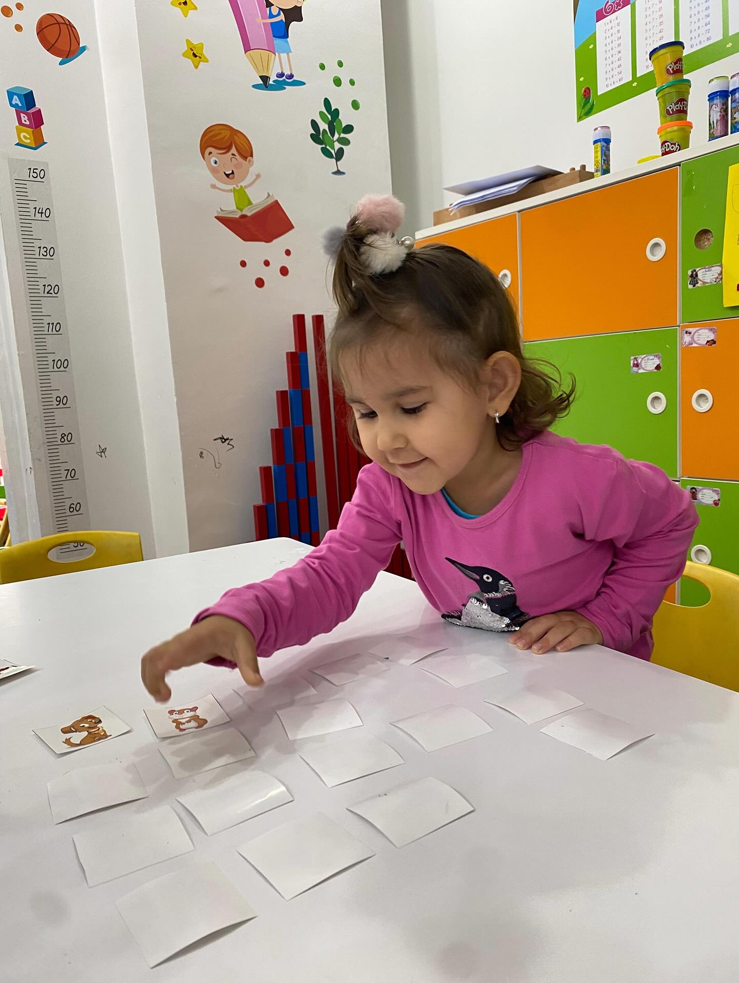 Okul öncesi 2-3 yaş grubunda dikkat ve eşleştirme etkinliği yapan çocuk