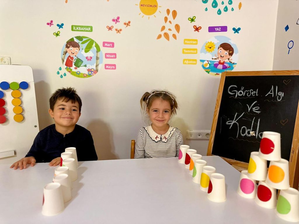 Okul öncesi görsel algı ve kodlama etkinliği yapan çocuklar