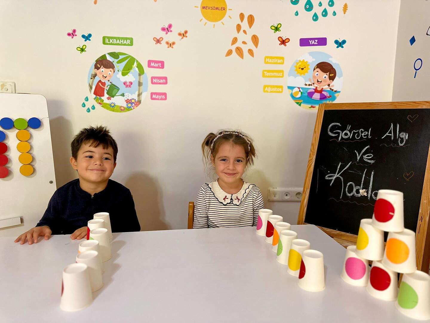 Okul öncesi görsel algı ve kodlama etkinliği yapan çocuklar