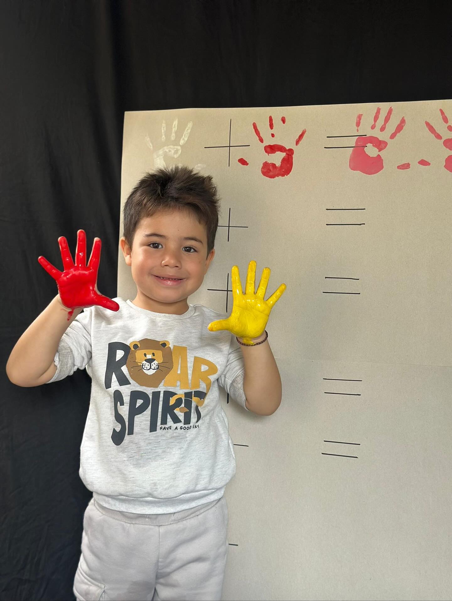 Okul öncesi 5-6 yaş sınıfında sanat etkinliği yapan çocuk