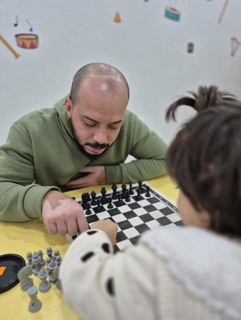 Bahçeşehir anaokulu sınıfında çocukların satranç etkinliği ile dikkat ve strateji geliştirmesi