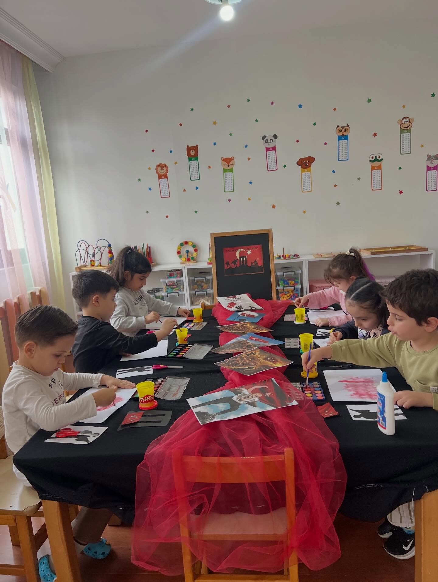 okul öncesi etkinlik önerileri kapsamında anaokulu öğrencilerinin sanat çalışması yaptığı sınıf ortamı