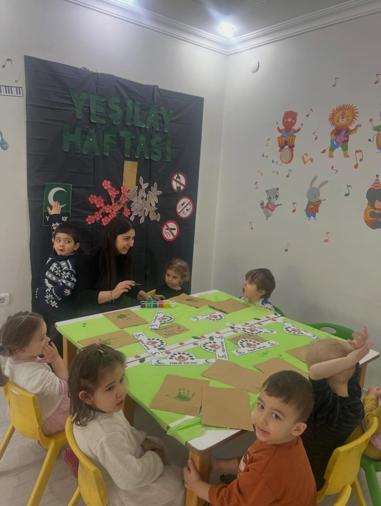okul öncesi etkinlik önerileri ile çocukların grup halinde öğrenme etkinliği yaptığı anaokulu sınıfı
